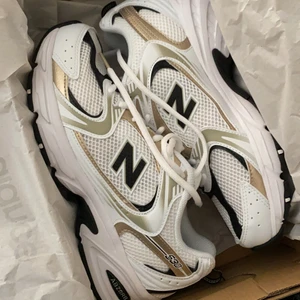 New Balance 530 - Slutsålda skor! Köpte en för stor storlek, helt nya endast testade inomhus! Vid flera intresserade blir det budgivning, startpris är 850 eller köp direkt för 1500kr!🤍💖🧡💛💜