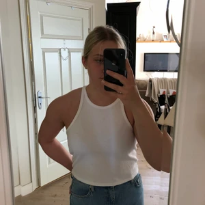 Topp Gina - Topp från Gina i strl L men passar även mindre då jag brukar ha M. Perfekt längd och lite tunnare axelband. Frakt 66kr💗