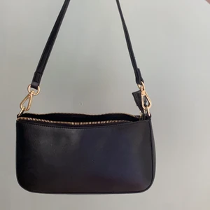 Svart Väska - Svart bästa med guld. Inte sliten och ren.