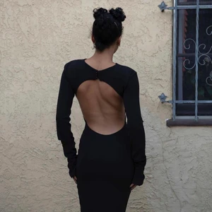 Klänning från A-dsgn - Klänning med djup rygg från Alice Stenlöfs märke A-dsgn. Storlek M