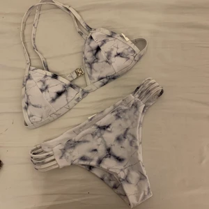 Oanvänd marmor bikini - Bikini i marmor som är oanvänd. Säljes pga att jag fick i present men var för liten.