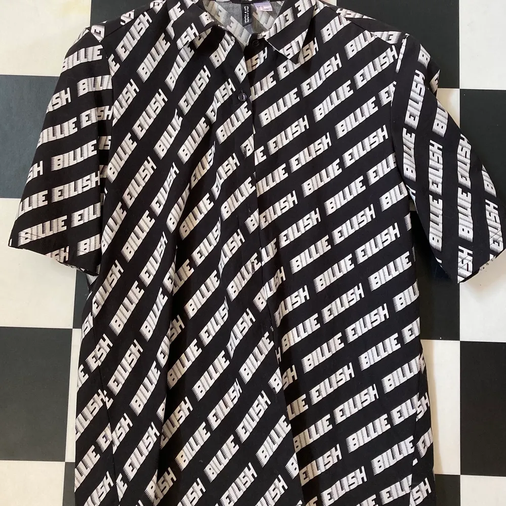 Lite oversized Billie Eilish skjorta från H&M. I väldigt bra skick, då den endast är använd en gång. Den är i storlek XS men skulle säga att den passar även S.. Skjortor.