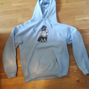 Fashion bear hoodie - Denna hoodie köpte jag ifrån fashion bear för ca 6 månader sedan och jag har bara användt den ett fåte gånger ca 2-3 gånger och den är därför i väldigt bra skick. Nypris: 1000 kr fast det är rea så nu för 600 kr. Mitt pris: 300 kr. Strl: M