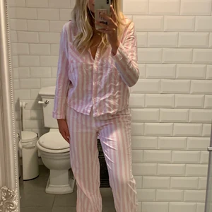 PYJAMASSET - Super mysigt pyjamasset från Ginatricot! Skjortan är i M och byxorna i L men skulle säga att båda passar till en M💕 Byxorna är lite korta på mig som är 180🤷🏼‍♀️ 