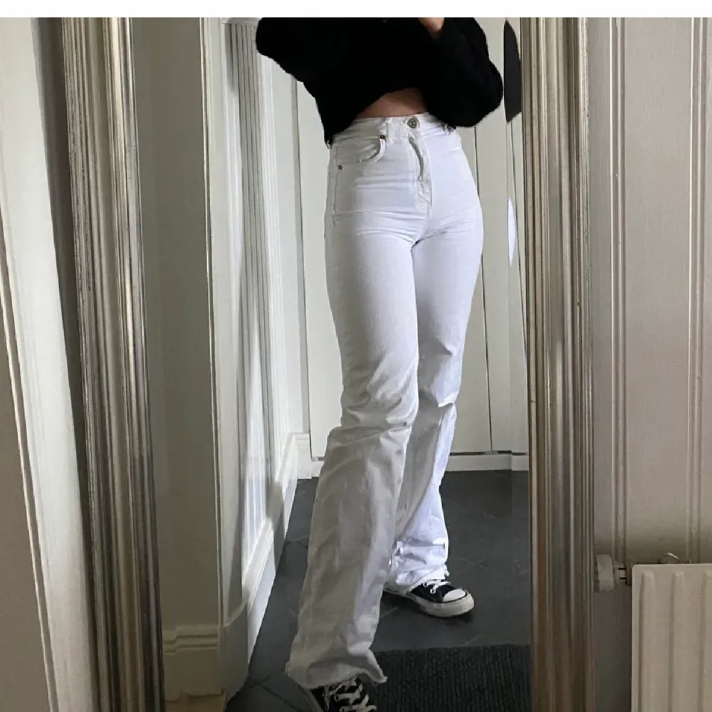 (Lånad bild från hon jag köpte de av) Snygga vita zara jeans. Säljer vidare då de inte satt som jag ville. Storlek 36 men passar även 34. Perfekt färg till sommaren!. Jeans & Byxor.
