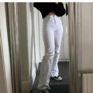 (Lånad bild från hon jag köpte de av) Snygga vita zara jeans. Säljer vidare då de inte satt som jag ville. Storlek 36 men passar även 34. Perfekt färg till sommaren!