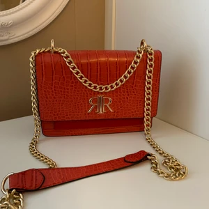 Röd axelväska med guldkedja från River Island.  - Söt väska från River Island i röd färg. 