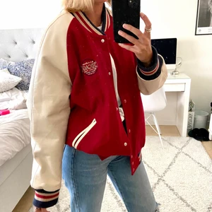 Jacka - Säljer denna coola collage/baseball jacka från Urban outfitters, använd mycket fåtal gånger så mycket fint skick!! Nypris 1000kr, bara ställa frågor om det skulle vara så.