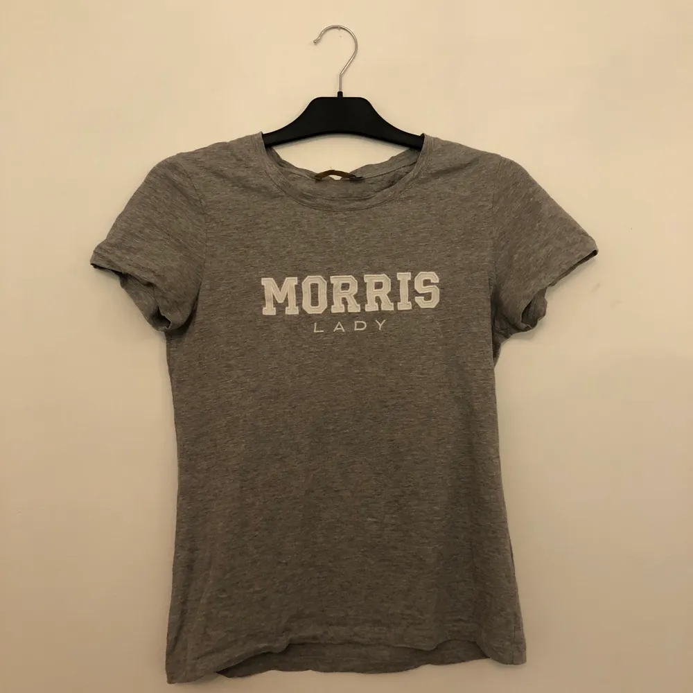 Storlek: S, knappt använd då den är lite för liten, jättefin grå Morris t-shirt, (pris går att diskutera vid snabb affär) köpare står för frakt💕. T-shirts.