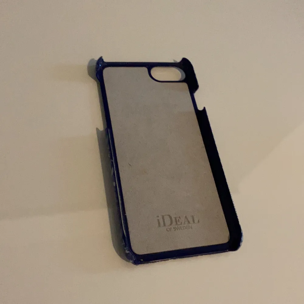 Ideal Of Sweden mobilskal med blått mönster för iPhone 6, bra skick och inga fula märken eller liknande. Nypris: 299kr. Accessoarer.