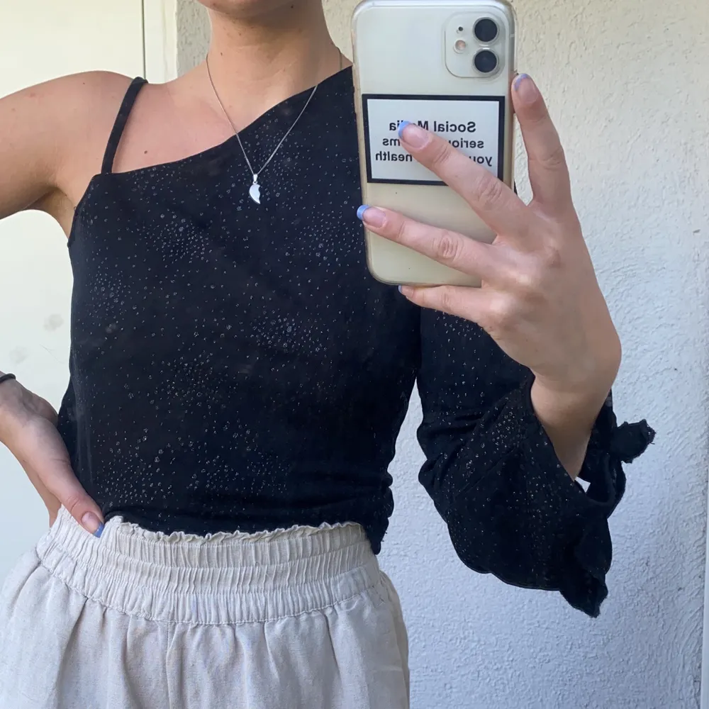 Superfin one shoulder topp som en kan ha med ett litet band eller inte på andra axeln. Shimrigt material! Frakt tillkommer 🥰. Toppar.