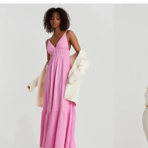 Rosa klänning🌸 - Intressekoll på denna slutsålda klänning från Gina tricot! Helt ny med lappar kvar. Säljer då jag är osäker på om den kommer komma till användning. Det är en storlek L men skulle säga att den är mer av en M!🥰❤️