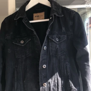 Svart Jeansjacka nyskick - Svart sliten jeansjacka i storlek M men skulle säga att den passar S även XS om man vill att den sitter mer oversized. Köpt för cirka 400 säljer för 150. Använd cirka 3-4 gånger högst🥰