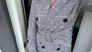 Helt ny kostymklänning - Helt ny kostymklänning från NAKD i storlek 36, endast testad 2 gånger (lappen är kvar) men har inte fastnat för den tyvärr. Den är väldigt fin i armarna dock, lite längre och nästan ”volanger”. Är i 169 lång:)) 