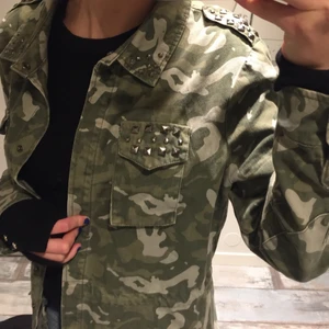 Kamouflage jacka - Skit snygg kamouflage jacka med nitar som tyvärr inte har kommit till användning. Skick 10/10. 