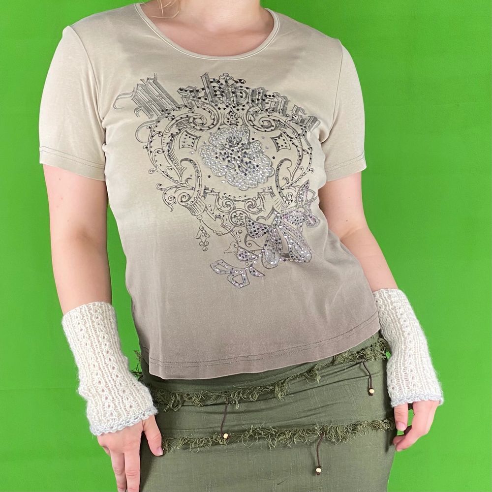 Y2k och fairycore grunge t-shirt från Gerry Weber. Ingen storlek eller materiallapp finns. Modellen använder vanligtvis storlek S och är 169cm för referens. Några linjer finns på baksidan, se bild tre. Några kristaller har lossnat, men det läggs knappt märkes till. Spårbar frakt på 66kr är inräknad i priset. Axel till axel 40cm. Arm längd 19.Byst bredd 47cm. T-shirts.