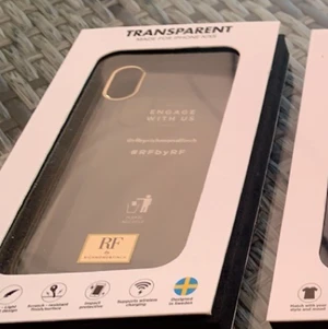 Skal till iPhone X/XS - Ett svart skal med guldiga detaljer, ett genomskinligt med guldiga detaljer och det guldiga och svarta med kedjor på som ni ser. Alla 3 för 350kr annars 150kr st