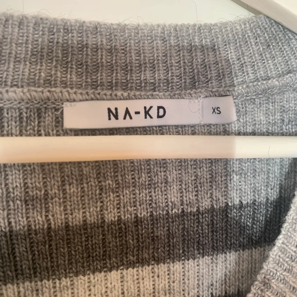 Super fin randig stickad tröja från NA-KD i storlek XS. Skulle säga att den är ganska stor i storleken och passar även mig som i vanliga fall har S/M. Knappt använd. Skriv vid intresse eller frågor. . Klänningar.