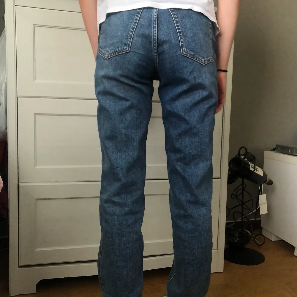 Ett par blåa raka jeans i bra kvalitet!! Modellen på bilden är 162. Jätte fina, BUDA I KOMMENTARERNA . Jeans & Byxor.