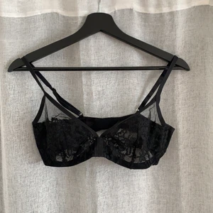 Bh - Bh med bygel. Använd. Säljs i befintligt skick. 80C men passar även mig 75D