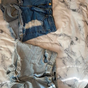 Shorts strl S - Säljer båda mian shorts använt en sommar men nu har dom blivit för små säljer båda för 100 men vill ha ena kostar den 60. Båda är i strl S men den ljus blåa är lite större i storleken men funkat bra ändå.