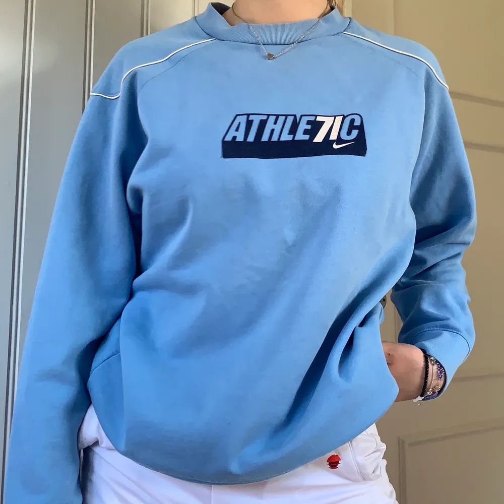 Sweatshirt från Nike i storlek S, den är knappt använd och är i mycket bra skick! Hör av er för fler bilder💞💞 BUDGIVNING!! Högsta: 450kr (Budgivningen avsluts på fredag den 18 juni). Tröjor & Koftor.