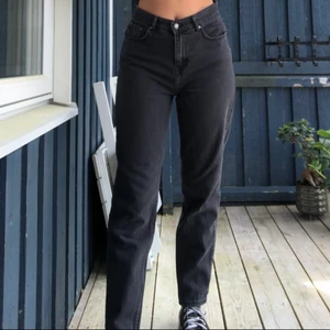 Svarta NLY Jeans i storlek 28 - Svarta raka NLY Jeans från Nelly 🦋 (”High waist vintage denim”) säljs för 200kr  (inköpspris: 599kr) pga passar mig inte längre