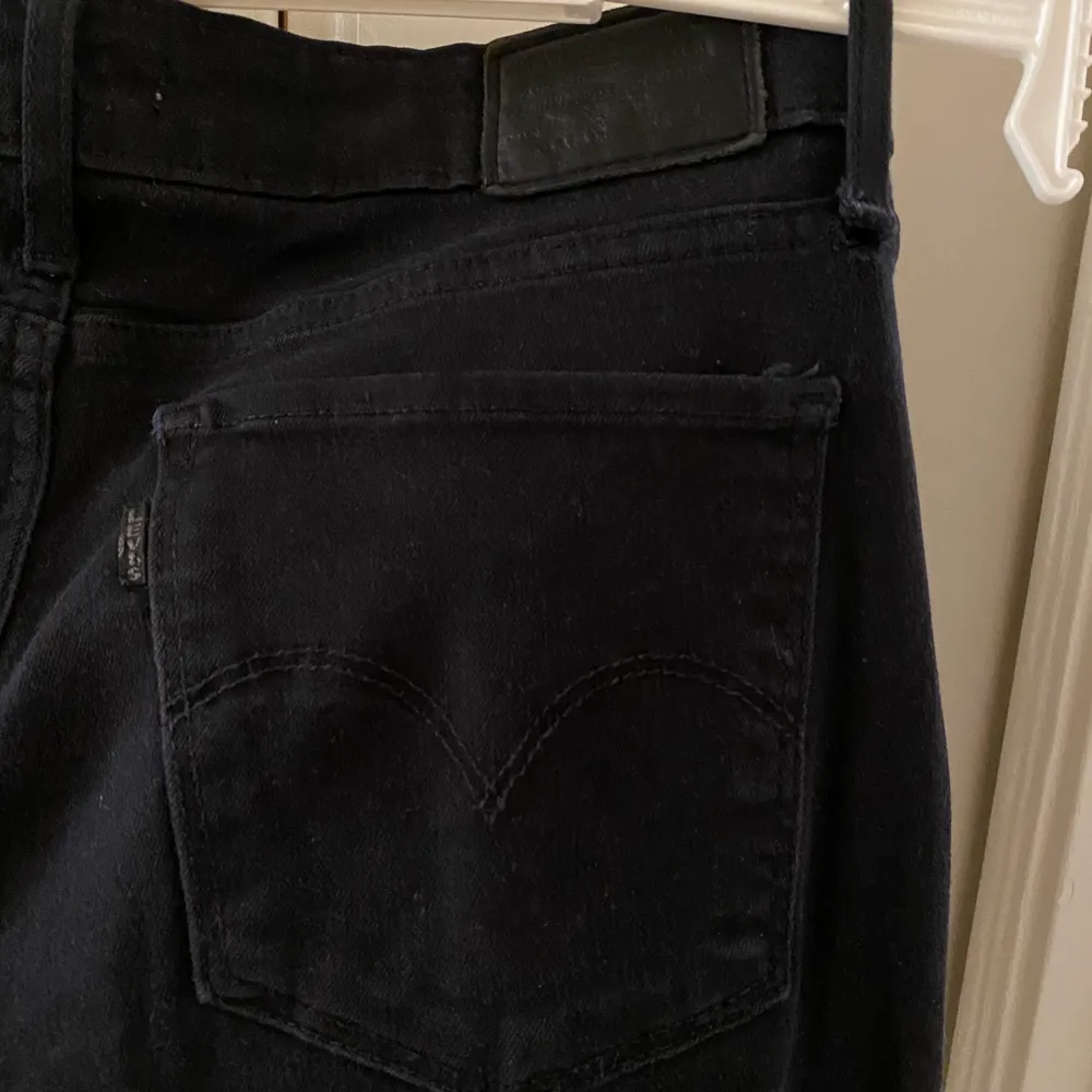 Ett par svarta bootcut jeans från Levi’s i storleken W29 L32. Jeansen är i väldigt bra skick då jag inte använt dem så mycket. Säljer dem för att de har blivit för små. Föredrar att mötas upp, men vid leverans står köparen för frakten.. Jeans & Byxor.