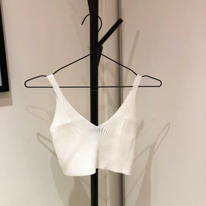 Vitt stickat linne från Shein - Säljer ett jättefint stickat linne från Shein i storlek S 🌷 perfekt och jättefin nu till sommaren 