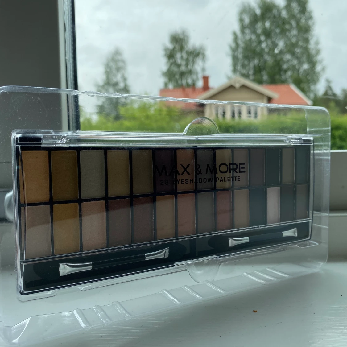 Säljer en sminkpallet vid värde av 79kr så jag säljer dne för 40kr kontakta mig ifall ni vill köpa!✨ - 90