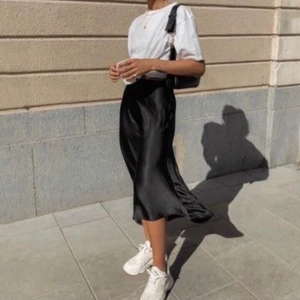 Svart sidenkjol - Från Zara 💕I perfekt skick! Säljer då den tyvärr inte passar längre. 