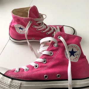 Converse - Rosa converse i storlek 38 i väldigt bra skick. 200kr eller bud (säljer även ett par ljusare rosa och ett par vita)