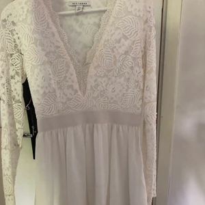 Vit spetsklänning - Vit klänning från Nelly i storlek 36