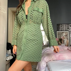 Sandro Klänning - Grön Sandro klänning i strl 38, aldrig använd. Prislapp sitter kvar.