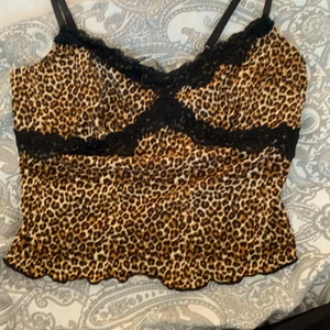 Leopard linne - En fin mönstrad topp och har spets runt brösten. Frakt ingår i priset