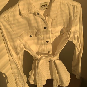 Jeans jacka  - Jätte fin vit jeansjacka med bälte i midjan från zara använd ett få tal gånger 