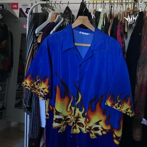Skjorta  - Fett ball skjorta med eldsflammor✨ kan mötas upp annars står köparen för frakt💓