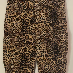 Leopard pencil shirt olika storlekar. Och en klänning  - Ena Pencil skirt är storlek 36 ( aldrig använt ) den andra storlek 38 ( använt Max kanske 2-3 gånger ) gick upp så passa ej. klänningen endast ” försökt ” haha prova på .. storklek 36. Den är super härlig och lätt material men ej genom synlig. Bud men endast serioust och rimliga bud. Tack! 