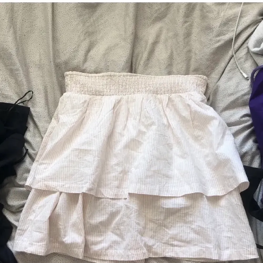 Säljer nu denna jättefina kjol från hm som jag köpte förra året. Råkade köpa en storlek L men den sitter mer som en M eller S. Tyvärr kommer den inte längre till användning så säljer nu. Kjolar.