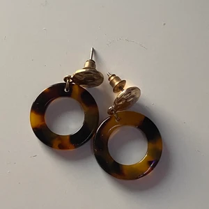 Öronhängen  - Säljer dessa fina öronhängen🧸 25kr plus frakt🤎