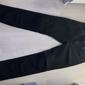 Jeans Levi’s svart  - nya jeans, 99% bomull, 1% elastan.  innehåller delar av icke-textilier av animaliskt ursprung.  Original