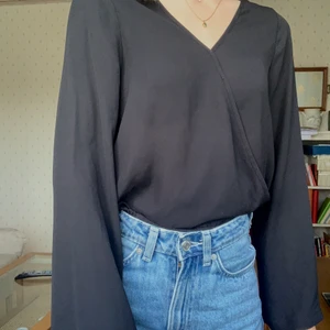Blus med breda ärmar - Blus i lyxigt och svalt material och med breda ärmar. Så snygg och skön! I mycket bra skick.