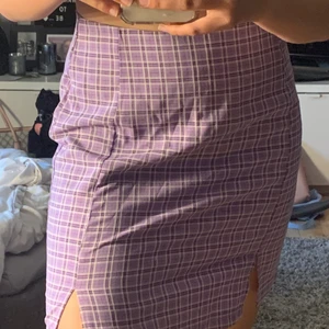 Lila kjol💜 - Lila rutig kjol, storlek S. Kan mötas beroende på stad, eller posta.