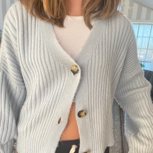 Kofta - Jättefin ljusblå stickad kofta ifrån Chiquelle. Fint skick. Köparen står för frakt. Pris går att diskutera!✨