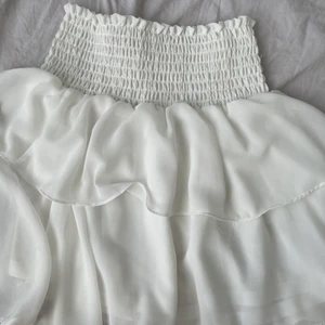 Chelsea volang kjol - JÄTTE fin kjol från Chealse men inte riktigt min stil längre! Den har två små foundation fläckar som knappt syns när man har på sig den för volangerna!