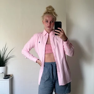 Ralph Lauren skjorta rosa  - Aldrig använt, 300kr inkl frakt, nypris 1000kr💞 Kan ev mötas upp i Helsingborg ✨