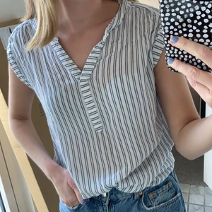 Linne  - Superskönt linne i tunnt ”linne”material 💕 storlek M men passar S! 