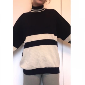 Knitted Oversized Sweater + turtle neck - Great condition, some holes that dont show, i can send pics of in priv dms if needed! Really warm and cosy and covers the bum I’m 174cm + 100% cotton