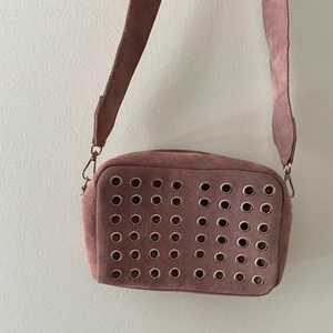 Axelremsväska - Säljer min fina väska från HVISK, gott skick men ett litet märke, skicka PM så kan jag skicka bild! 