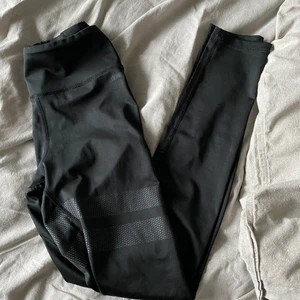 Träningstights från Stronger i stl XS - Träningstights från Stronger i storlek XS! Använt men fint skick, se bilder! 